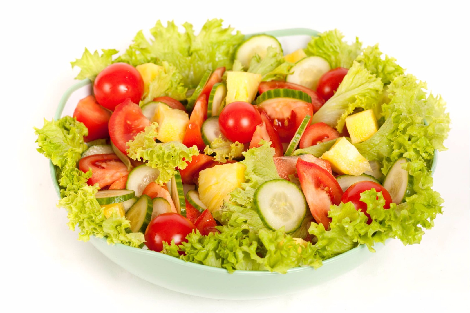 Овощной салат на белом фоне